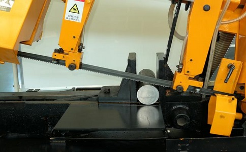 三江数控带锯床自动送料精度会出现偏差吗？